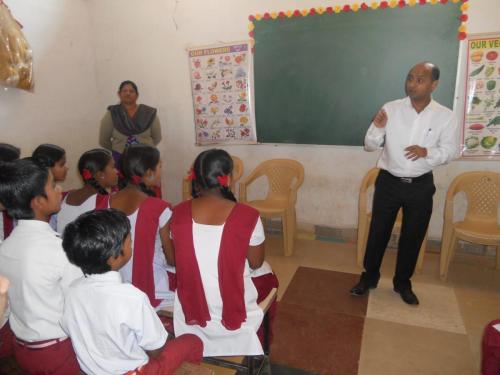 Avnish Sir taking class in Azad School,Maroda
