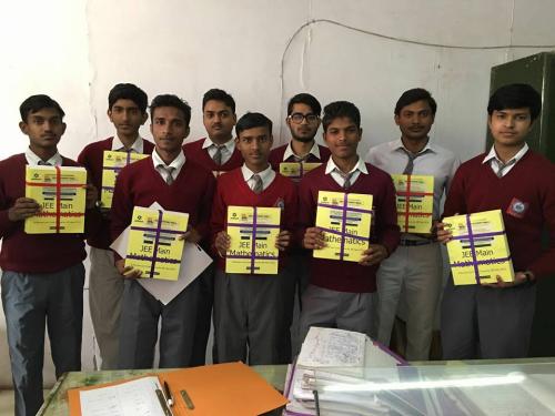 Delhi students getting Books from HSI .